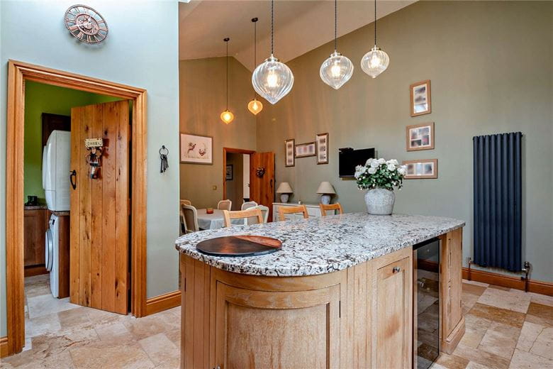 4 bedroom bungalow, Peasemore, Newbury RG20 - Available