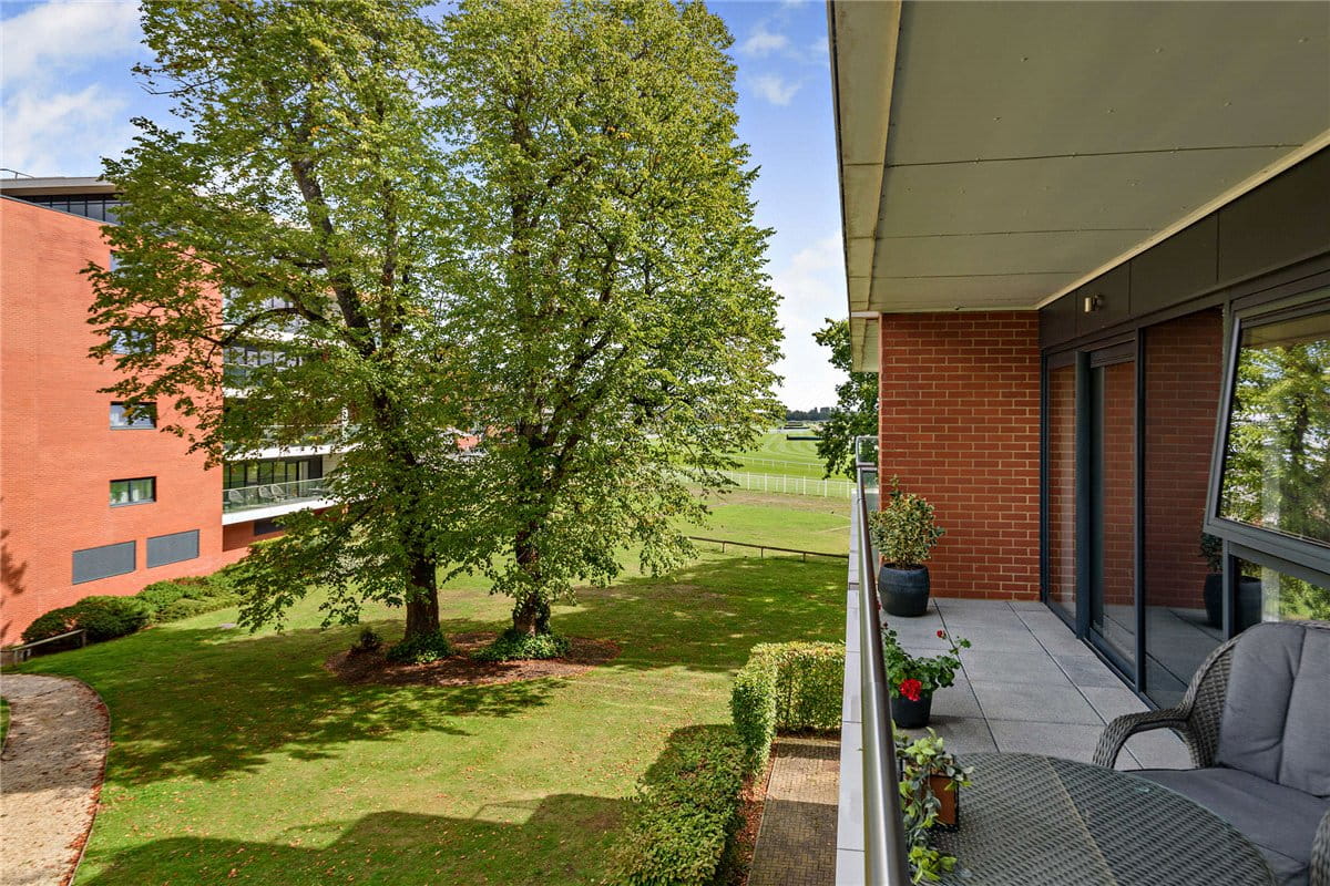 2 bedroom flat, Racecourse Road, Newbury RG14 - Available