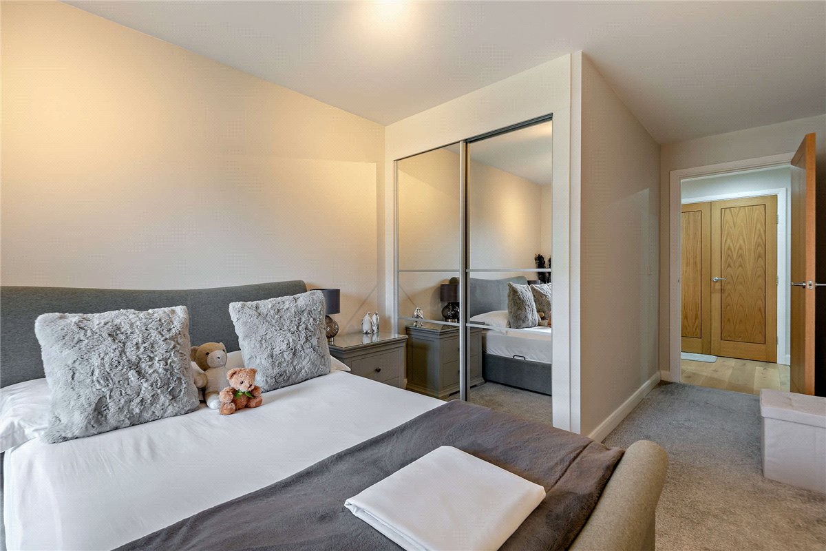 2 bedroom flat, Racecourse Road, Newbury RG14 - Available