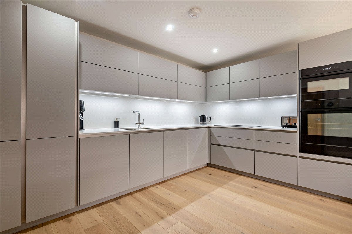 2 bedroom flat, Racecourse Road, Newbury RG14 - Available