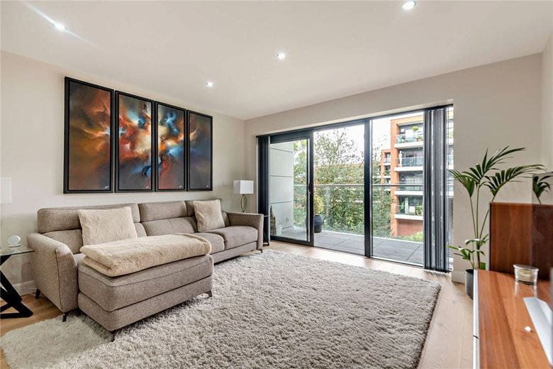 2 bedroom flat, Racecourse Road, Newbury RG14 - Available