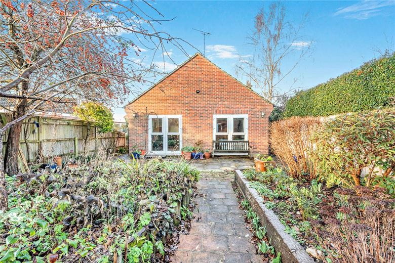 2 bedroom bungalow, Enborne Road, Newbury RG14 - Available