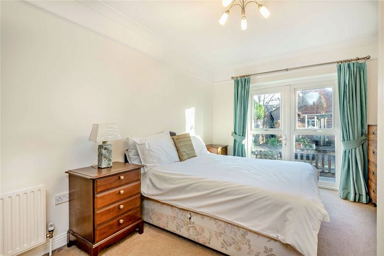 2 bedroom bungalow, Enborne Road, Newbury RG14 - Available