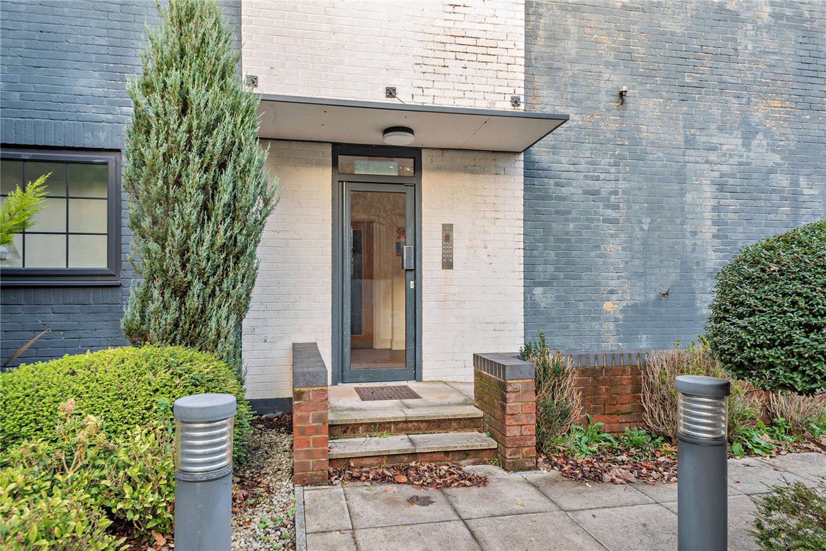 1 bedroom flat, Kelvin Road, Newbury RG14 - Available