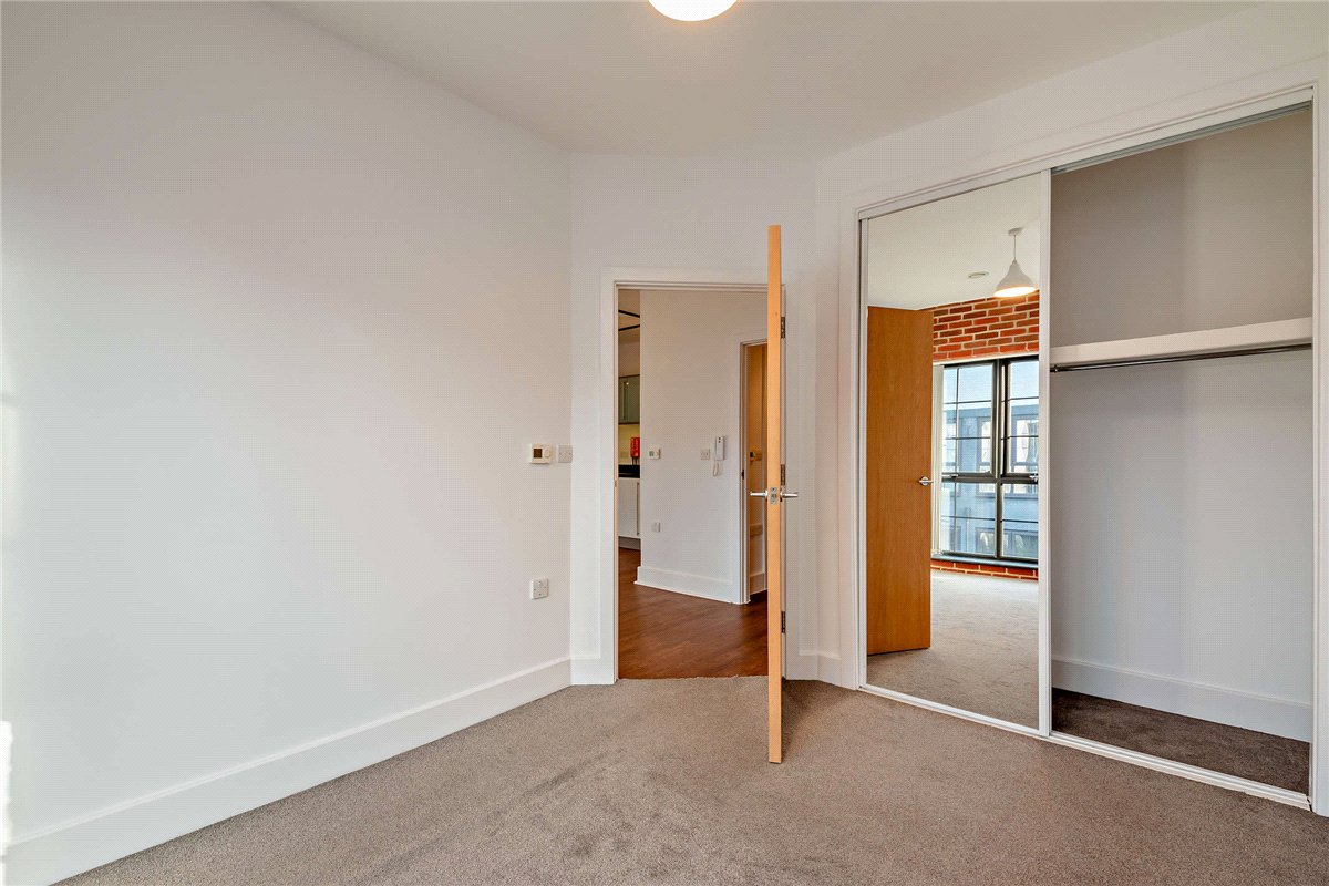 1 bedroom flat, Kelvin Road, Newbury RG14 - Available