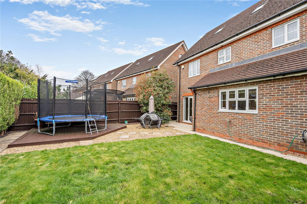 6 bedroom house, Dorneywood Way, Newbury RG14 - Available