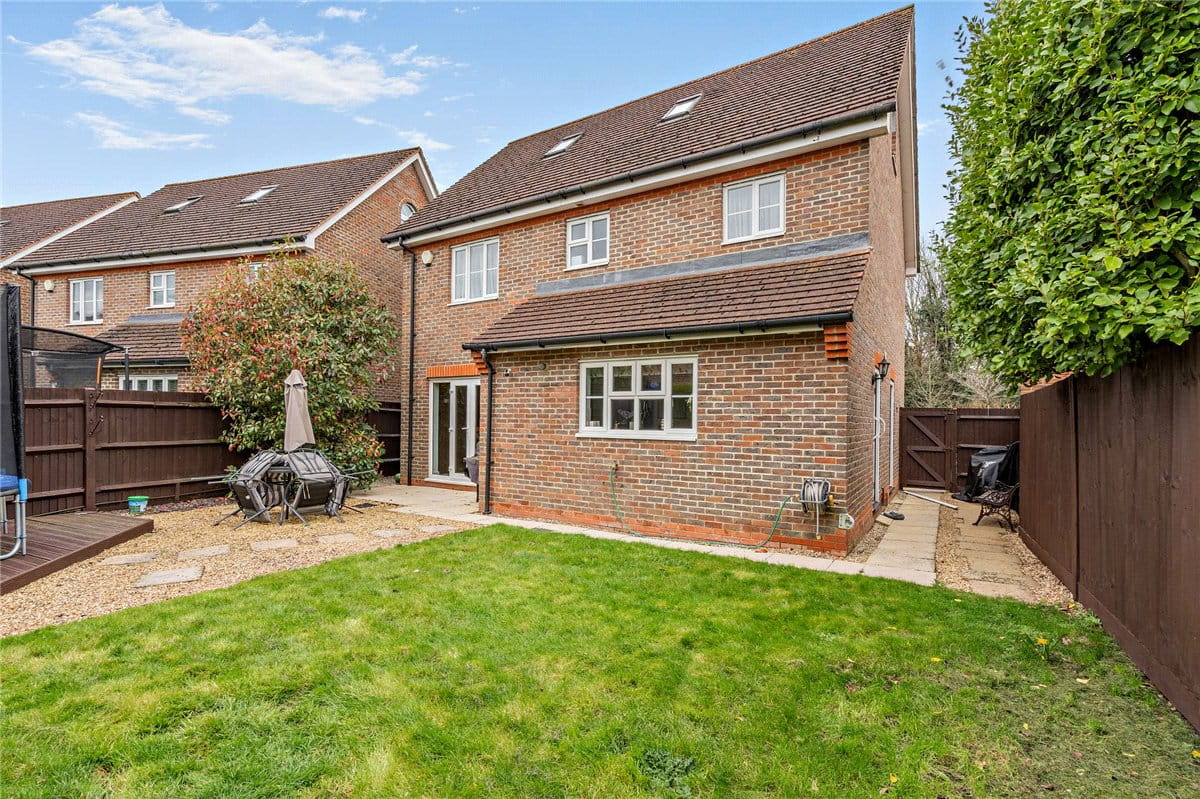 6 bedroom house, Dorneywood Way, Newbury RG14 - Available