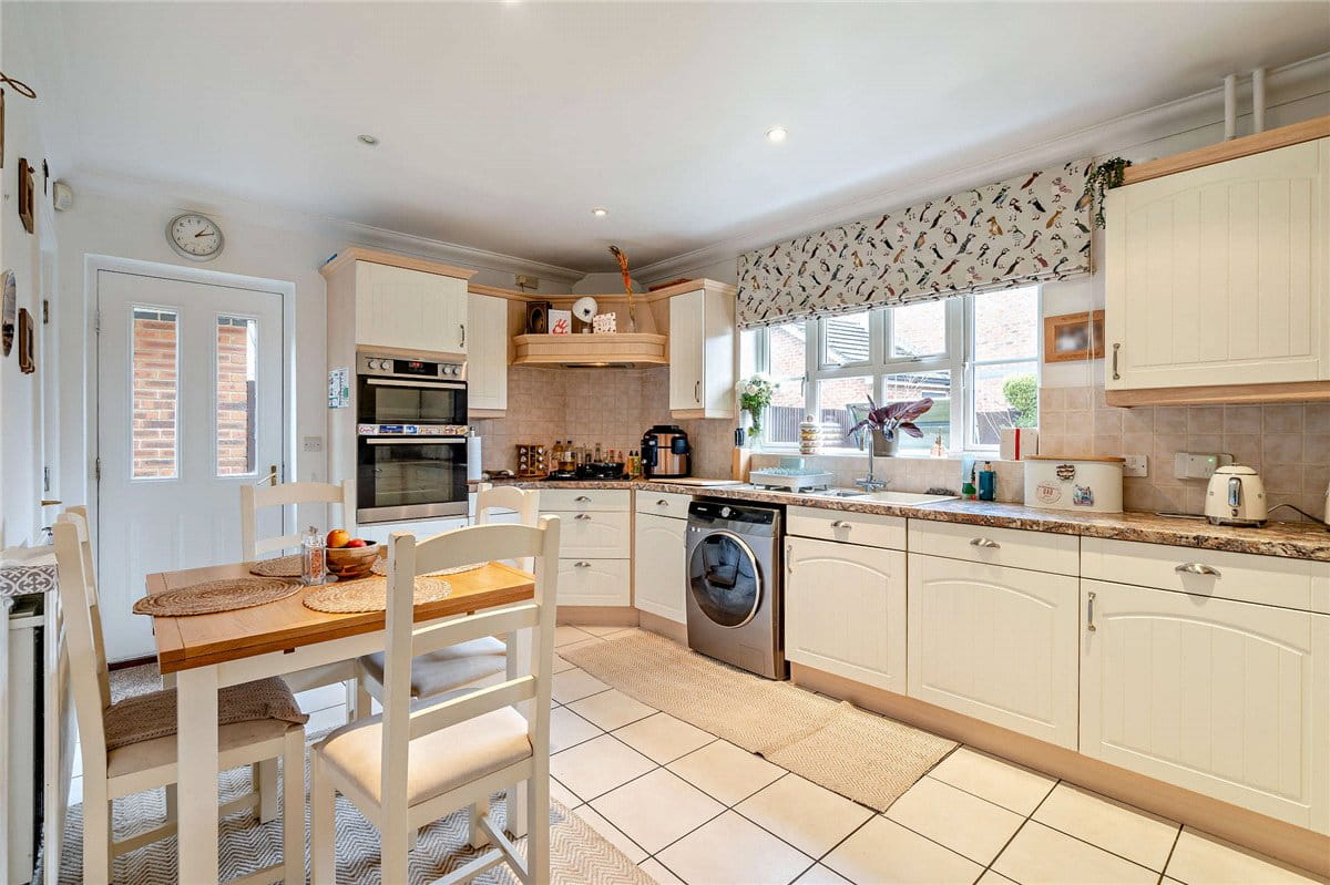 6 bedroom house, Dorneywood Way, Newbury RG14 - Available