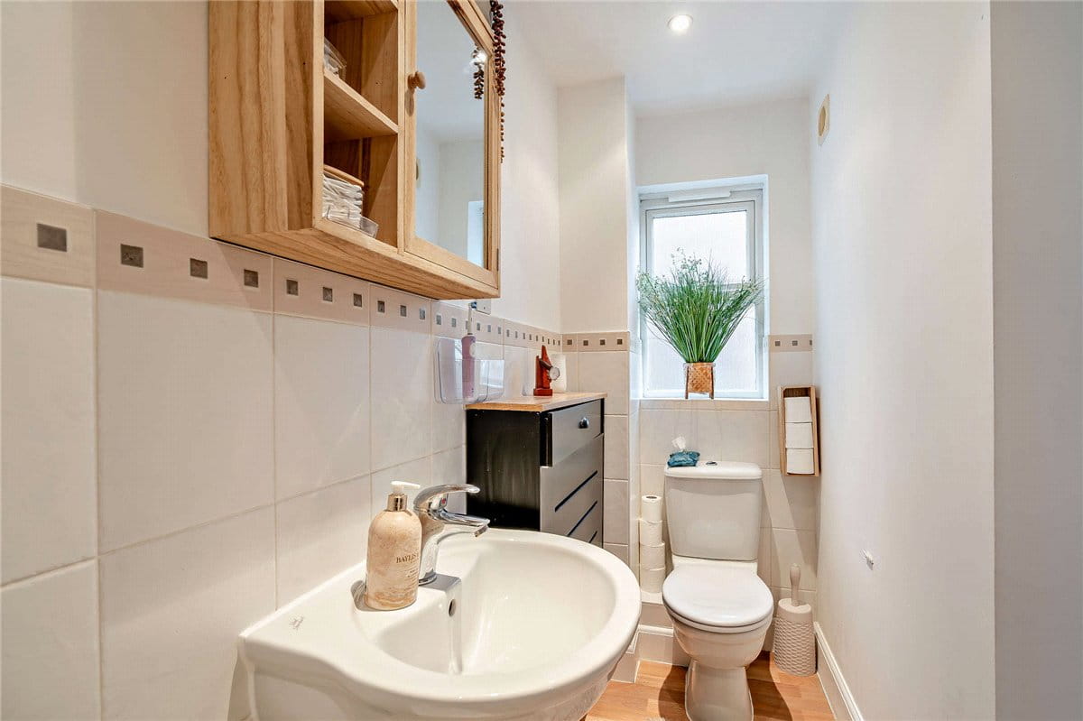 6 bedroom house, Dorneywood Way, Newbury RG14 - Available