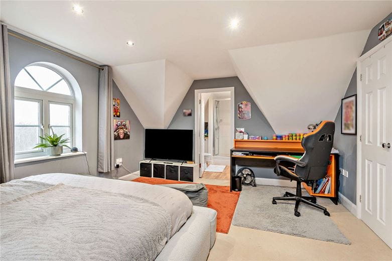 6 bedroom house, Dorneywood Way, Newbury RG14 - Available