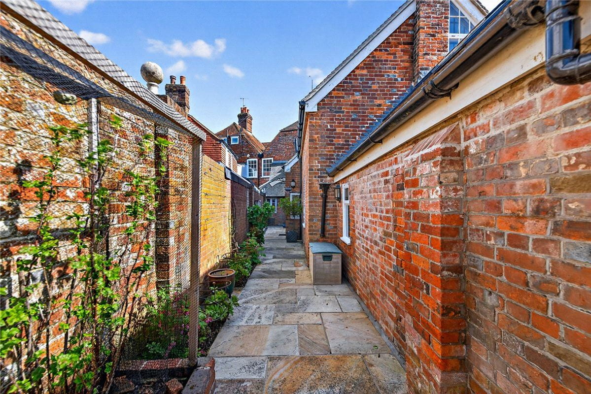 7 bedroom house, Bridge Street, Hungerford RG17 - Available