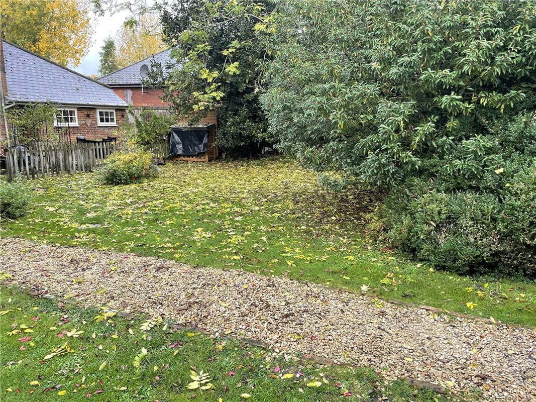 2 bedroom flat, Charnham Court, Hungerford RG17 - Available