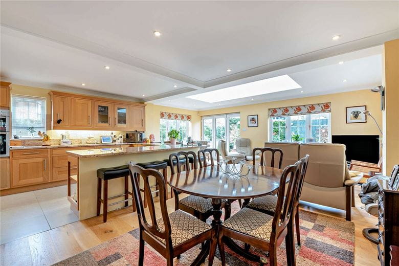 4 bedroom house, Heathfields, Chieveley RG20 - Available