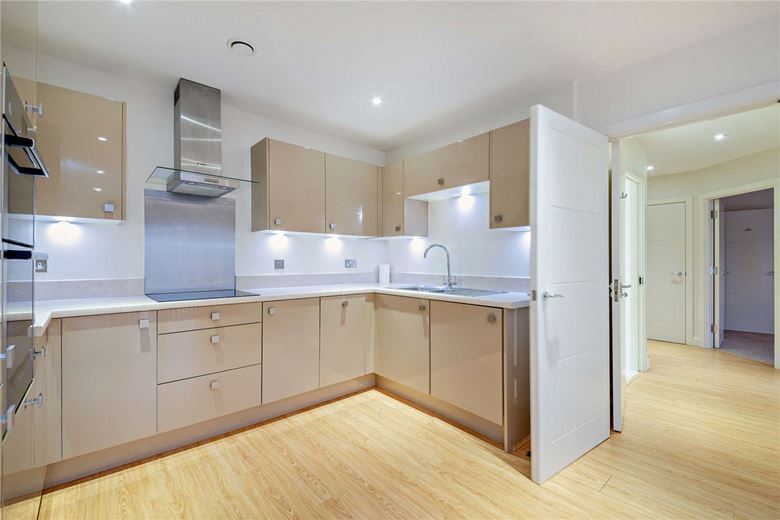 2 bedroom flat, West Street, Newbury RG14 - Available