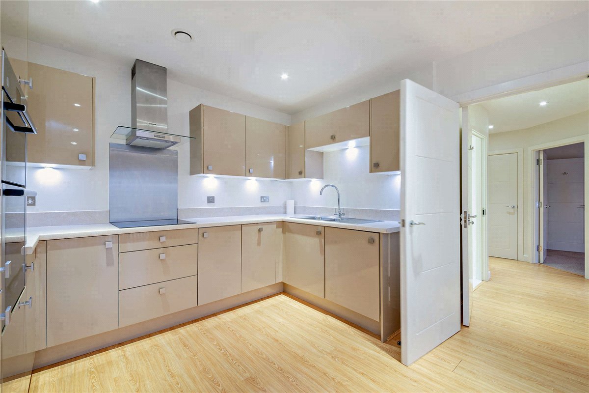 2 bedroom flat, West Street, Newbury RG14 - Available
