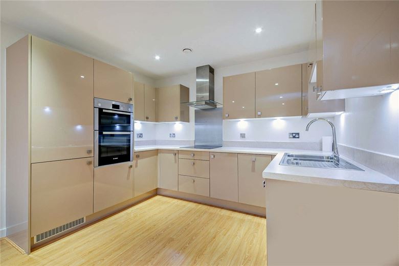 2 bedroom flat, West Street, Newbury RG14 - Available