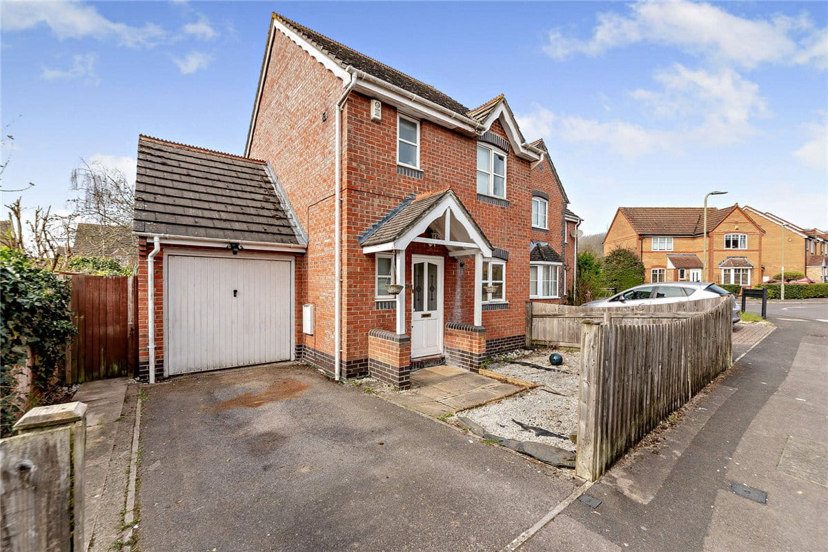 3 bedroom house, Meadowsweet Close, Thatcham RG18 - Available