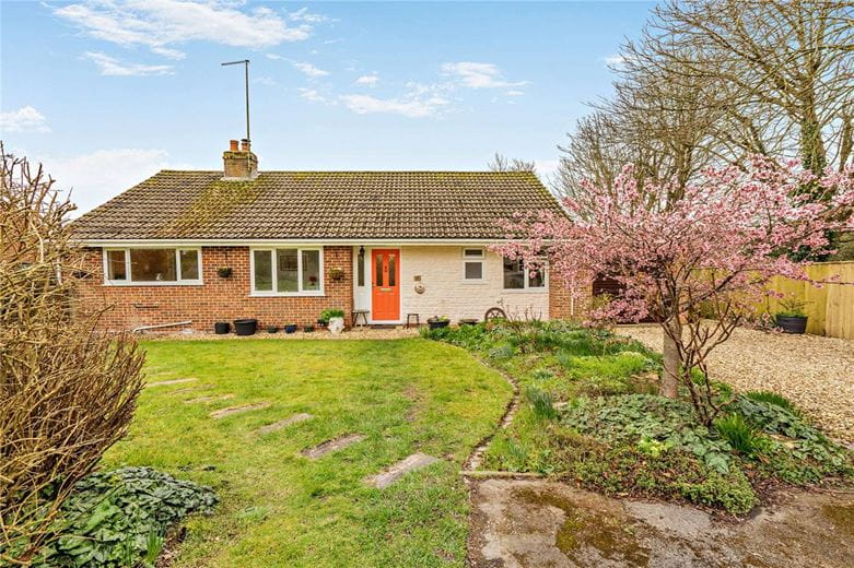 3 bedroom bungalow, Downs Close, Eastbury RG17 - Available