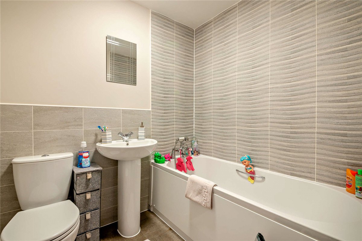 3 bedroom house, Blake Road, Hermitage RG18 - Available