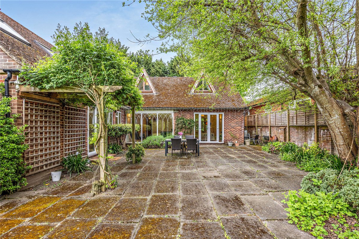 5 bedroom house, Andover Road, Newbury RG14 - Available