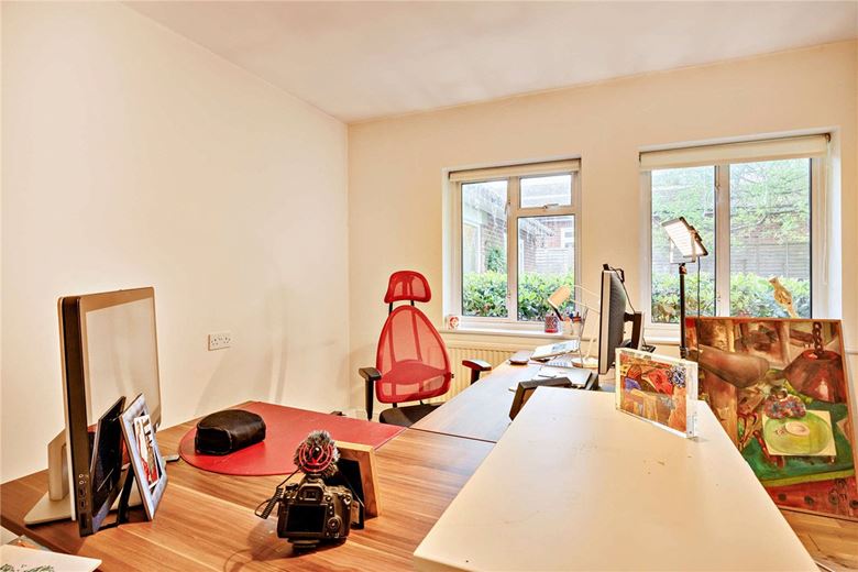 5 bedroom house, Andover Road, Newbury RG14 - Available