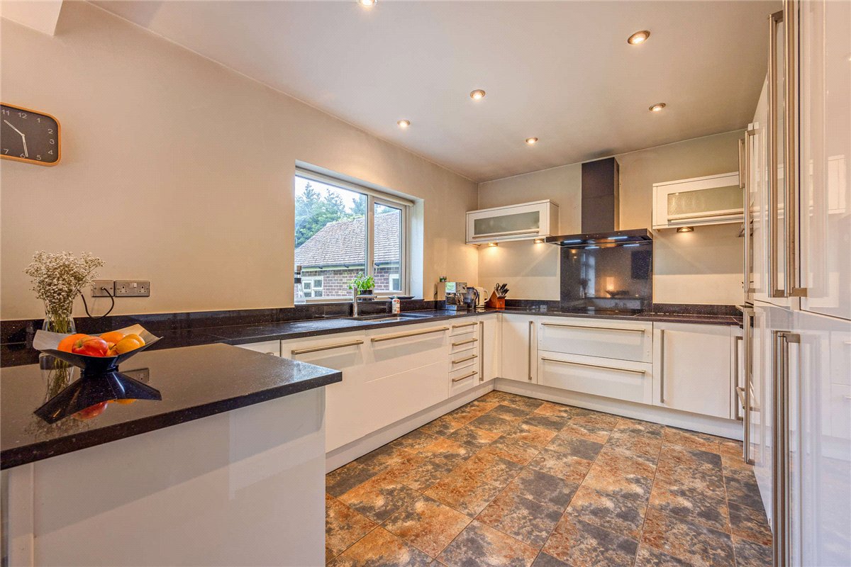 5 bedroom house, Andover Road, Newbury RG14 - Available