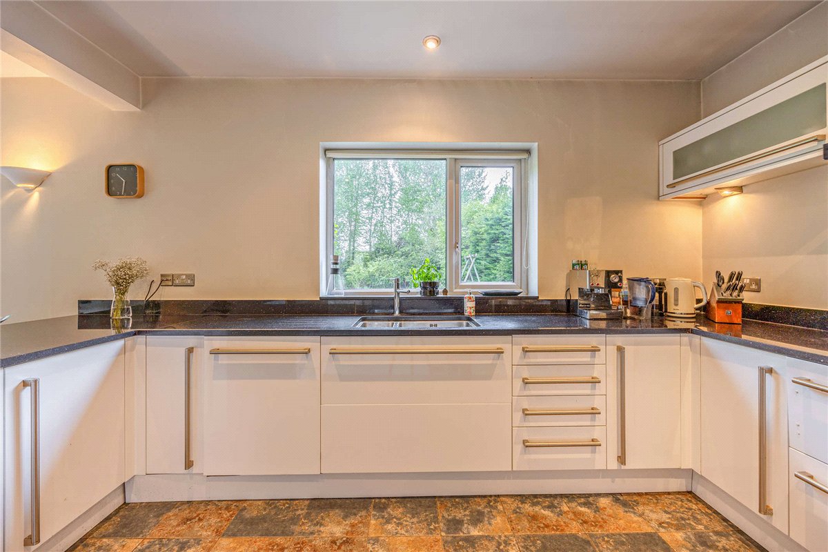 5 bedroom house, Andover Road, Newbury RG14 - Available