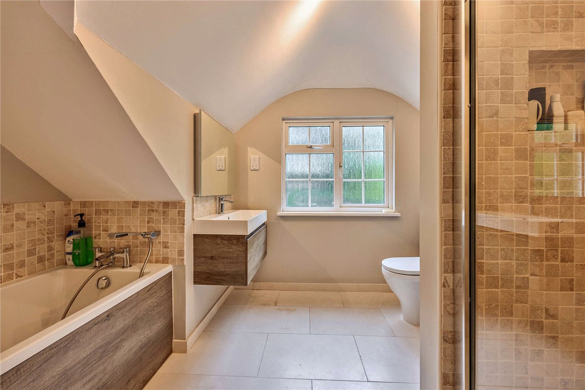 5 bedroom house, Andover Road, Newbury RG14 - Available