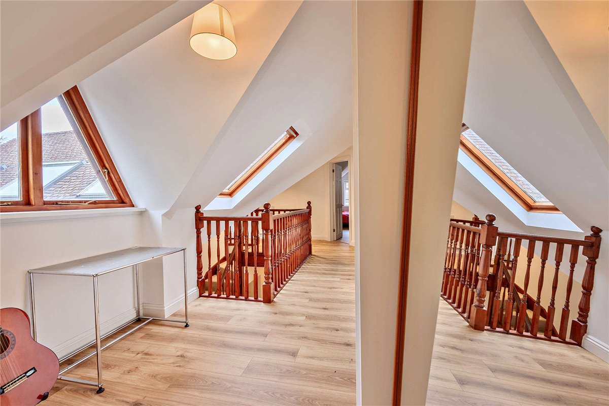 5 bedroom house, Andover Road, Newbury RG14 - Available