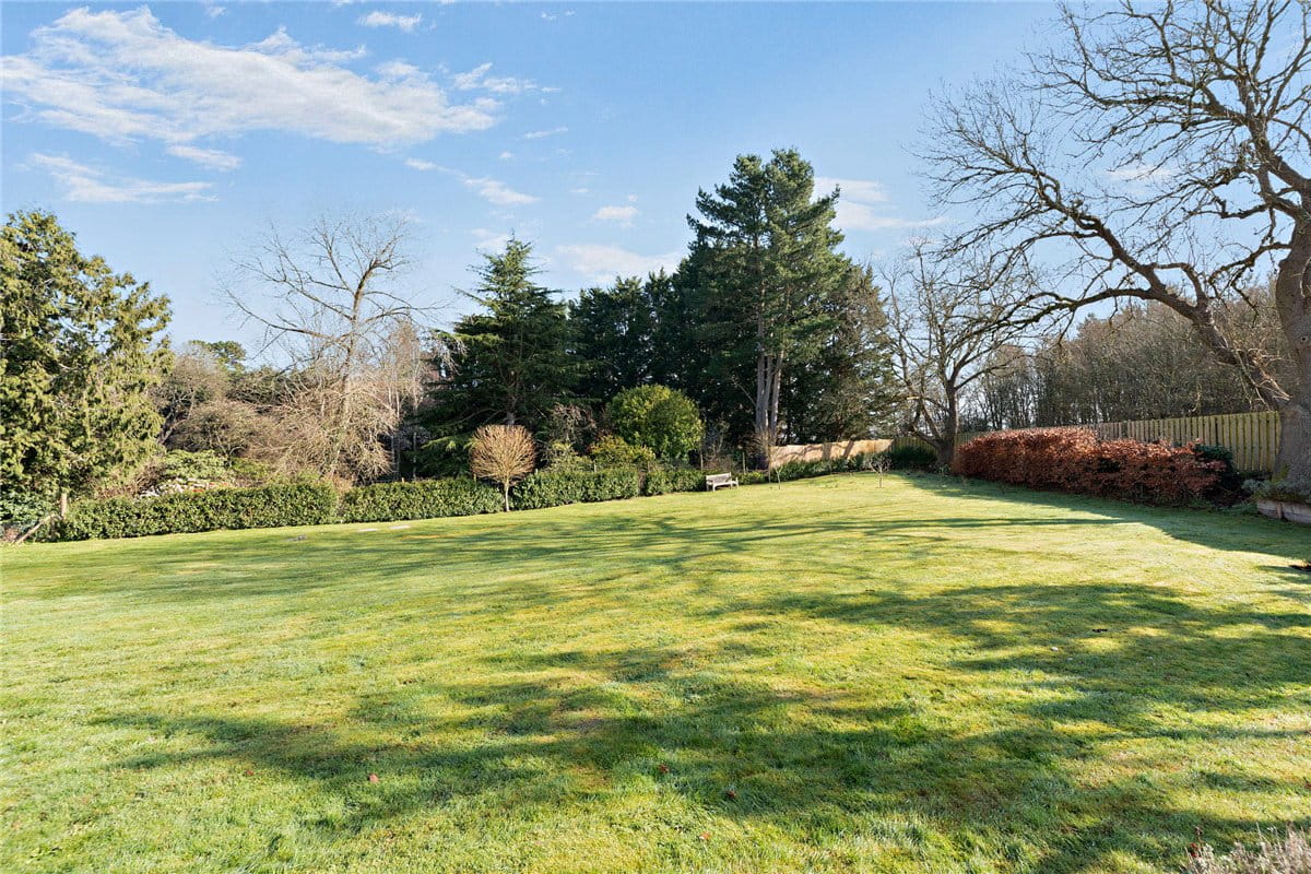 5 bedroom house, Burys Bank Road, Crookham Common RG19 - Available