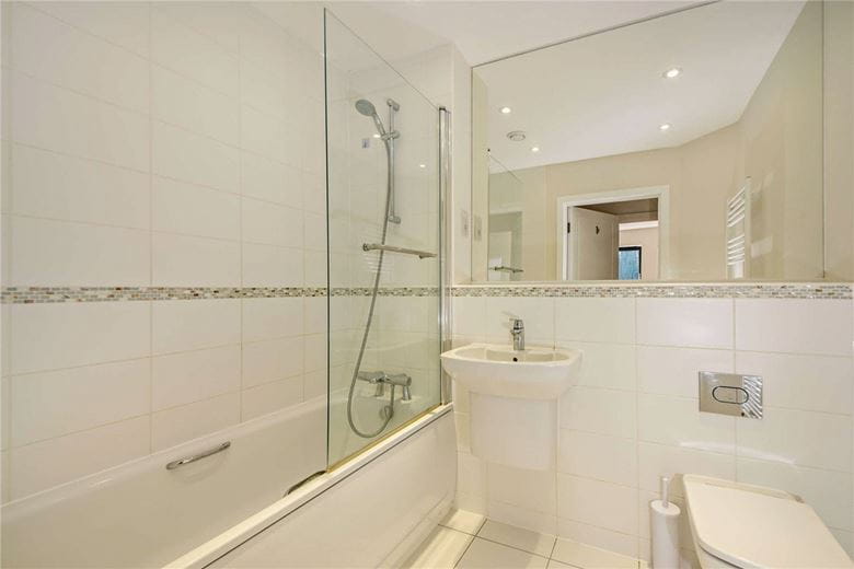 2 bedroom flat, West Street, Newbury RG14 - Available