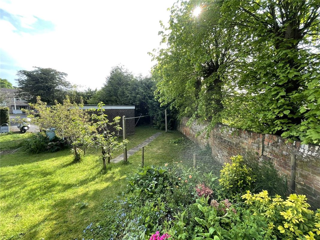 2 bedroom maisonette, Speen, Newbury RG14 - Available