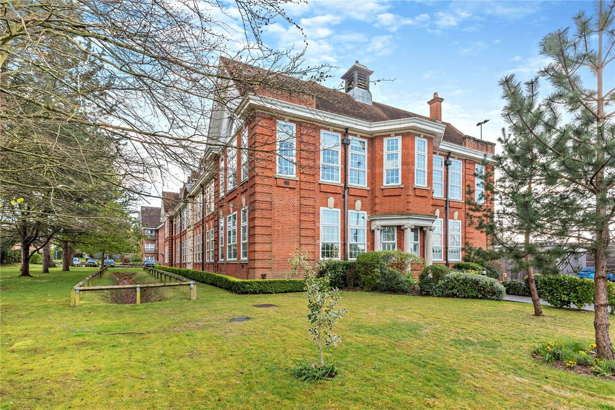 1 bedroom flat, Luker Court, Ireland Drive RG14 - Available
