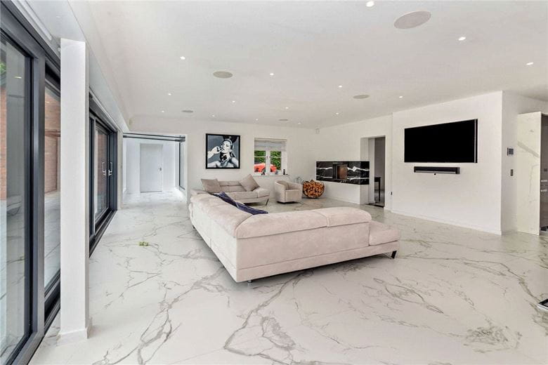 5 bedroom house, Newbury Road, Headley RG19 - Available