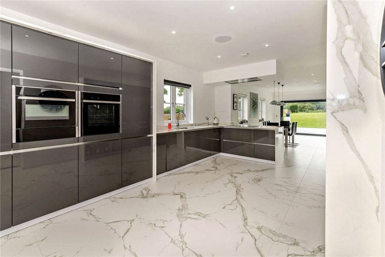 5 bedroom house, Newbury Road, Headley RG19 - Available