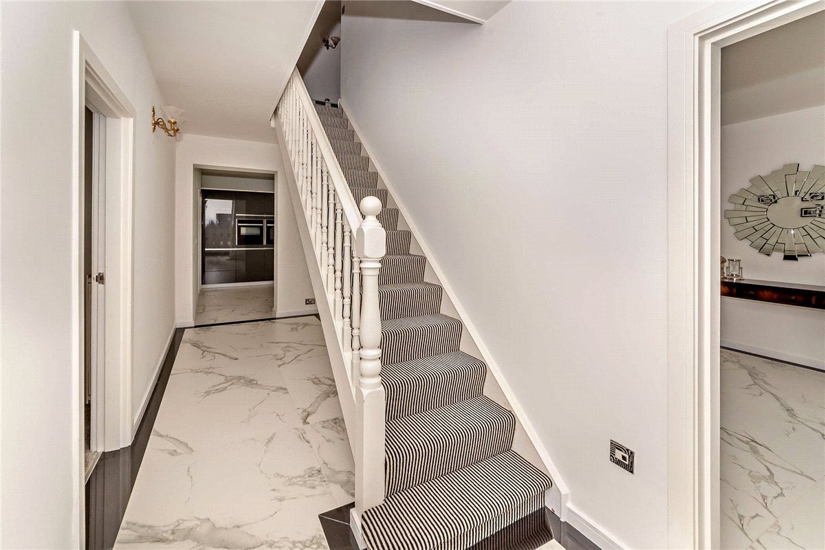 5 bedroom house, Newbury Road, Headley RG19 - Available