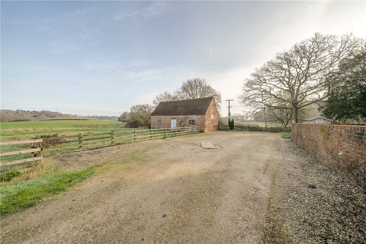 4 bedroom house, The Slade, Bucklebury RG7 - Available
