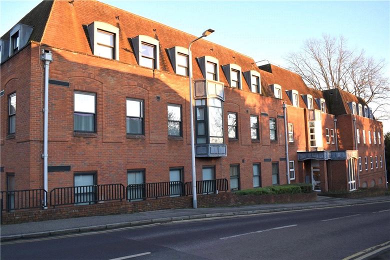 1 bedroom flat, Strawberry Hill, Newbury RG14 - Available