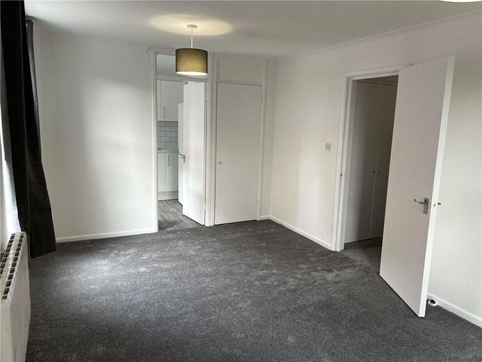 2 bedroom flat, London Road, Newbury RG14 - Available
