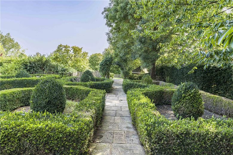 6 bedroom house, Chalk Lane, Hyde Heath HP6 - Available