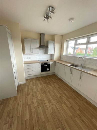 3 bedroom flat, The Precinct, School Road CV35 - Available
