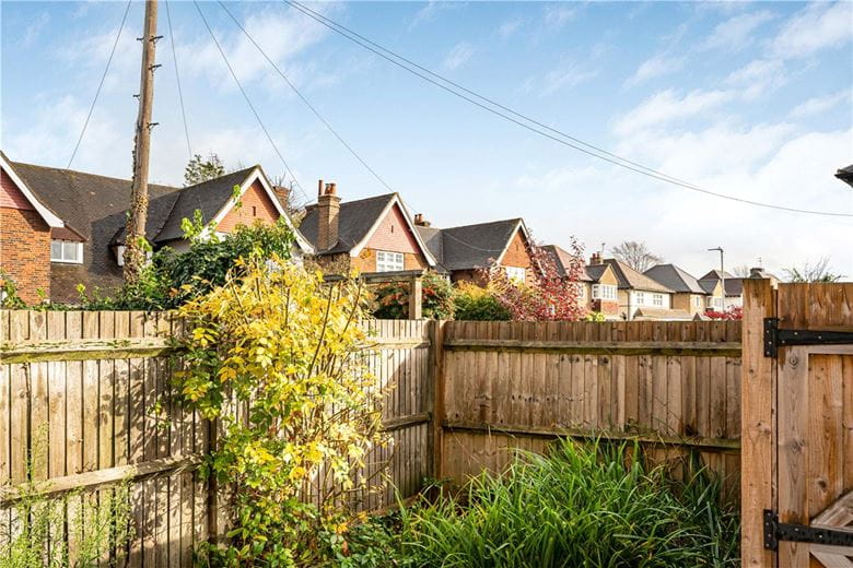 2 bedroom maisonette, West Ruislip Court, Ickenham Road HA4 - Available