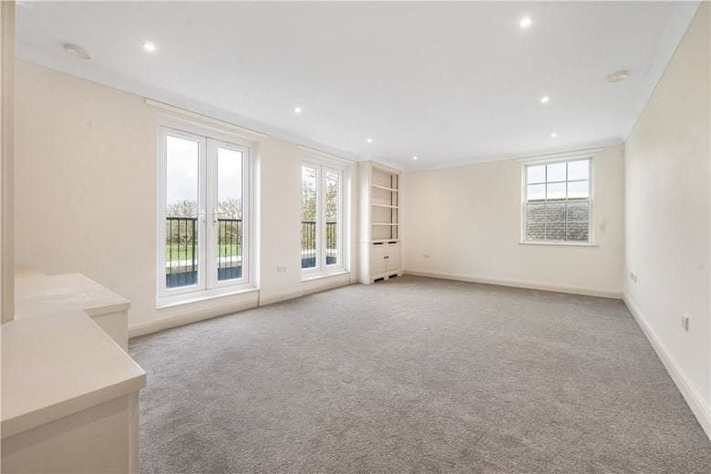 2 bedroom flat, Ford Road, Tortington BN18 - Available