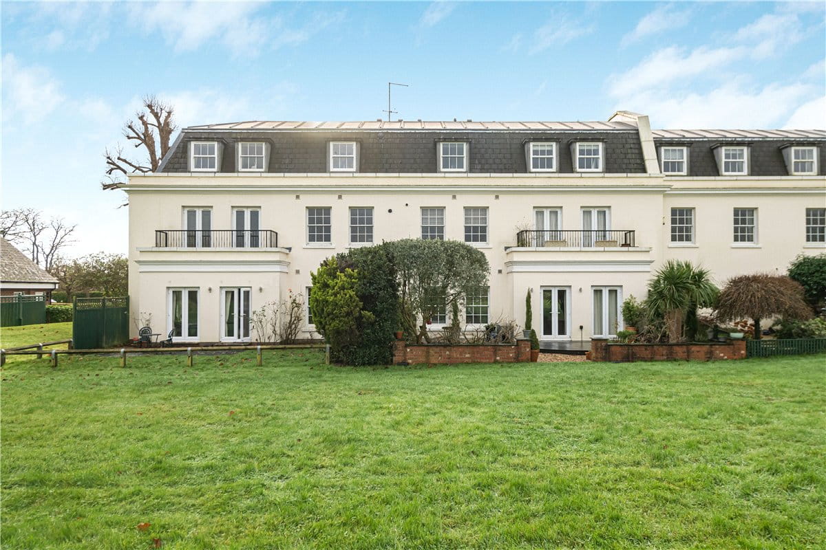 2 bedroom flat, Ford Road, Tortington BN18 - Available