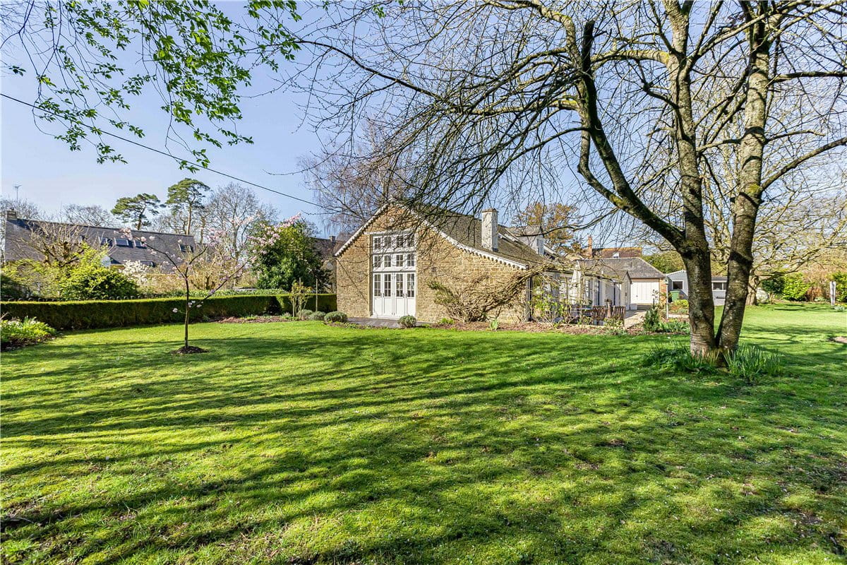 6 bedroom house, Church Road, Hinton Waldrist SN7 - Available