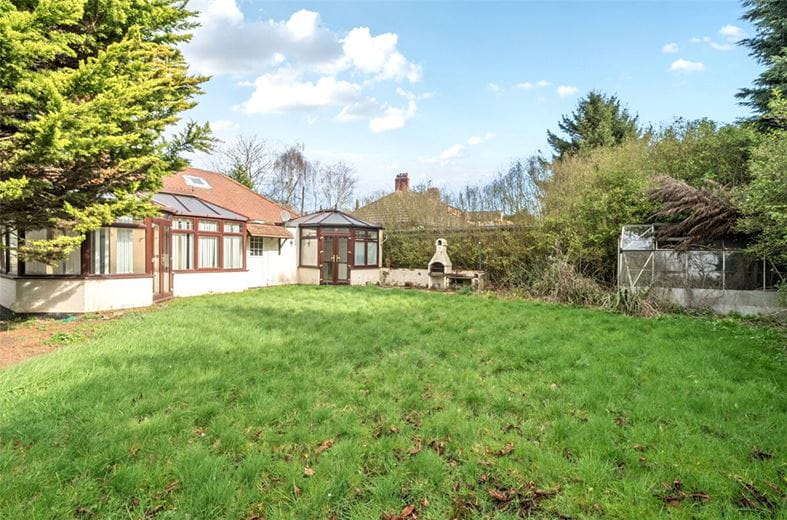 2 bedroom bungalow, Chester Road, Preston Brook WA7 - Available