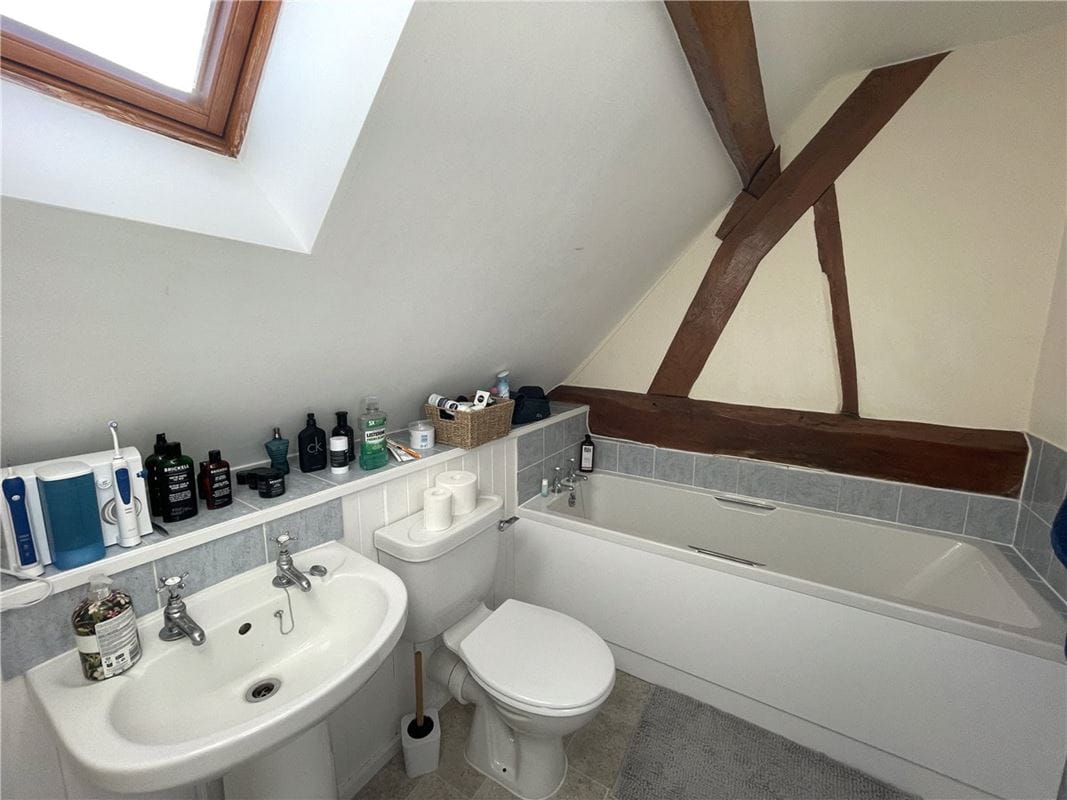 3 bedroom house, Lower Farm, Denton OX44 - Available