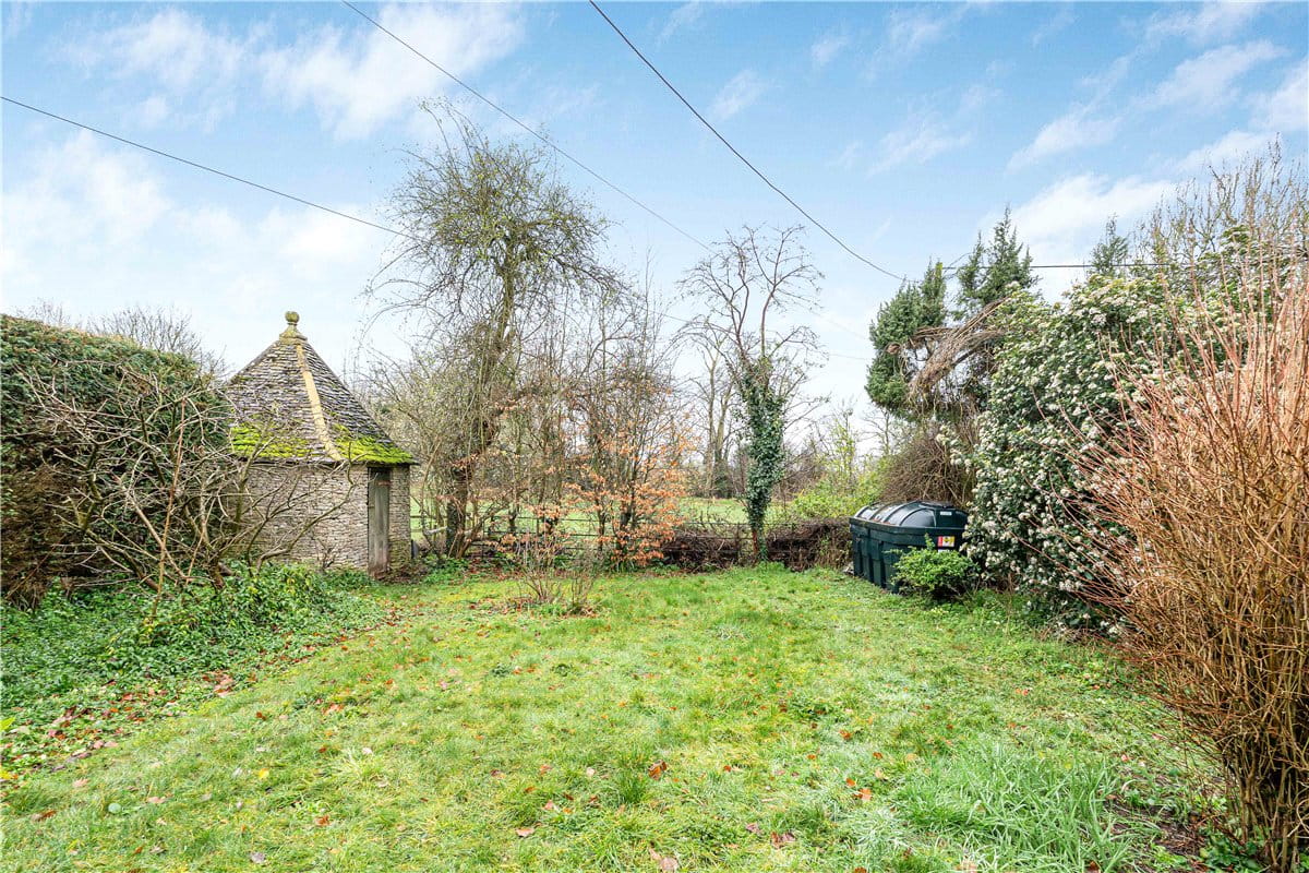 3 bedroom cottage, Manor Cottages, Kelmscott GL7 - Available