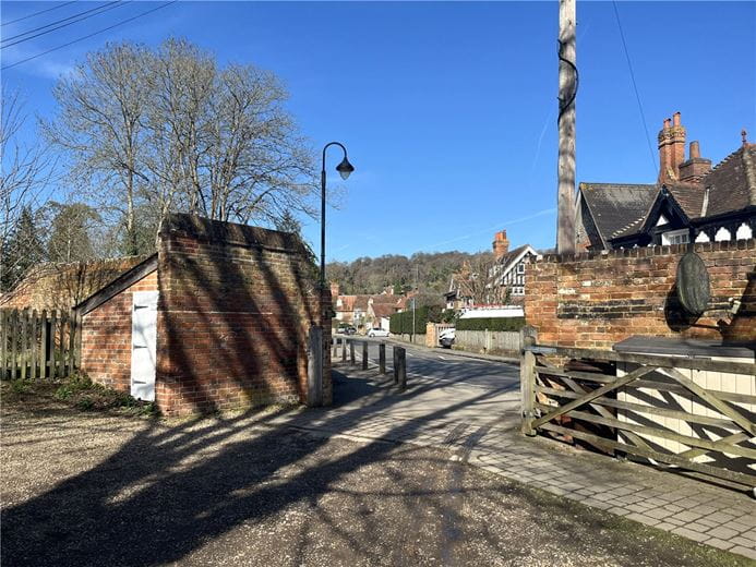 1 bedroom flat, High Street, Whitchurch on Thames RG8 - Available