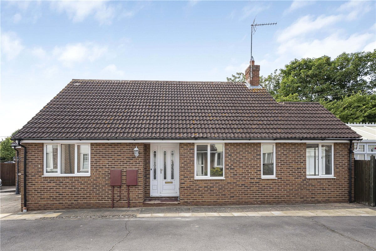 2 bedroom bungalow, Pantile Close, Witham CM8 - Available